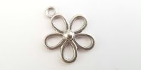 #5 Larger Open Flower Charm (M51HY)